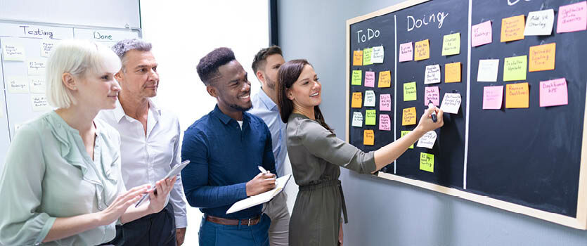 Mitarbeiter besprechen im Team ein Projekt nach Scrum