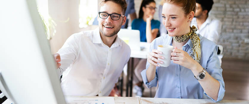 Eine Frau und ein Mann besprechen Projekt