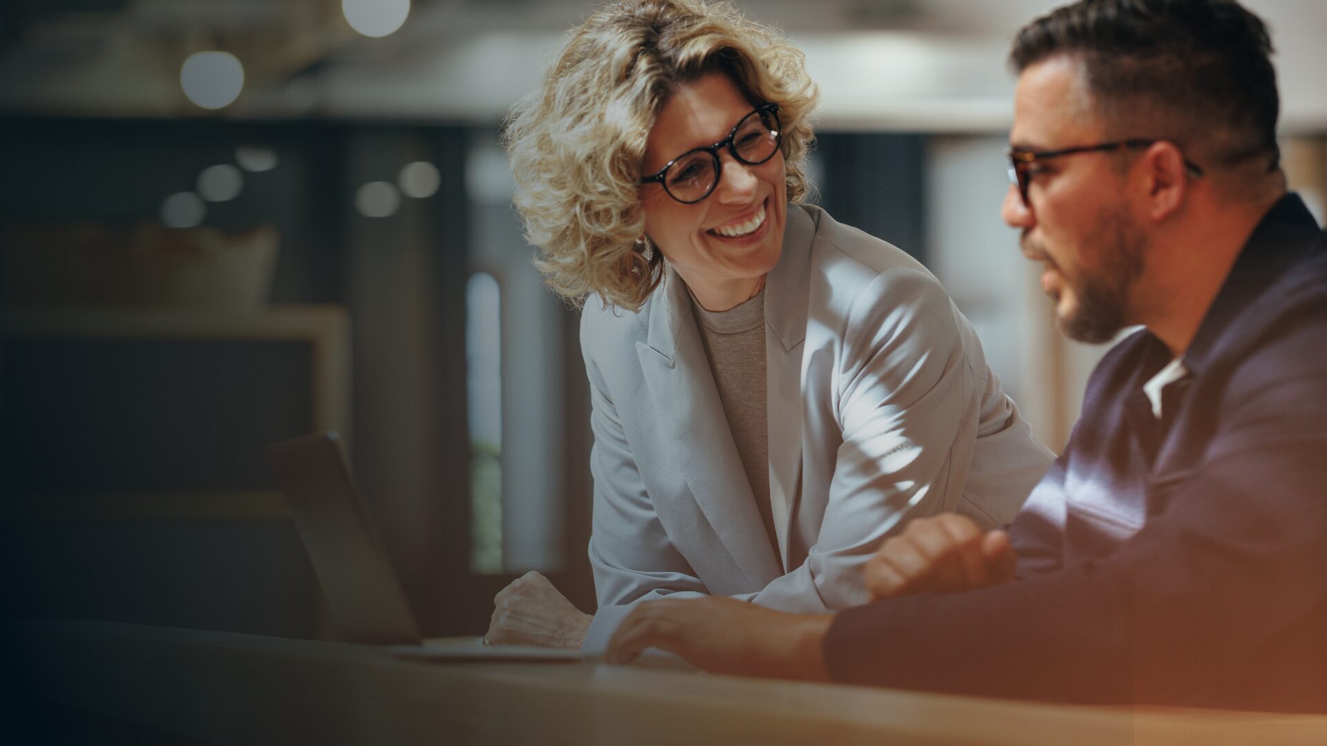 Mann und Frau brainstormen in einem Termin