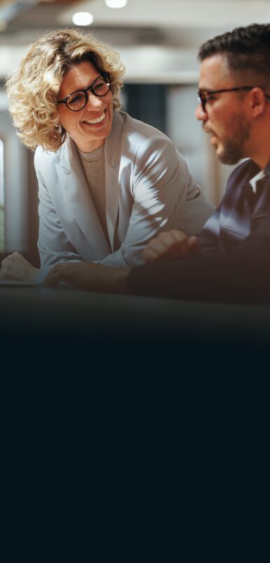 Mann und Frau brainstormen in einem Termin