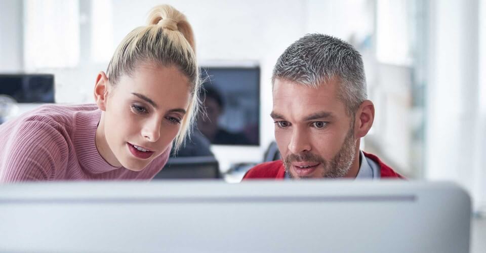Eine Frau und ein Mann arbeiten am Computer