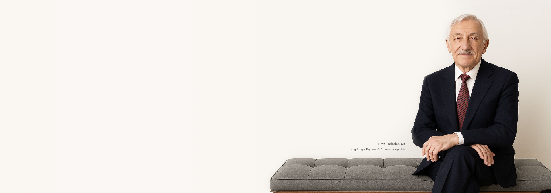 Freundlicher Mann im Anzug sitzt auf Bank