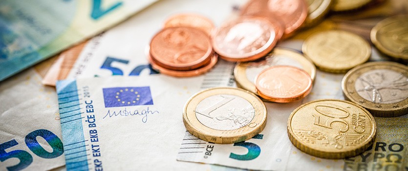 Euro Münzen und Euro Scheine auf einem Tisch