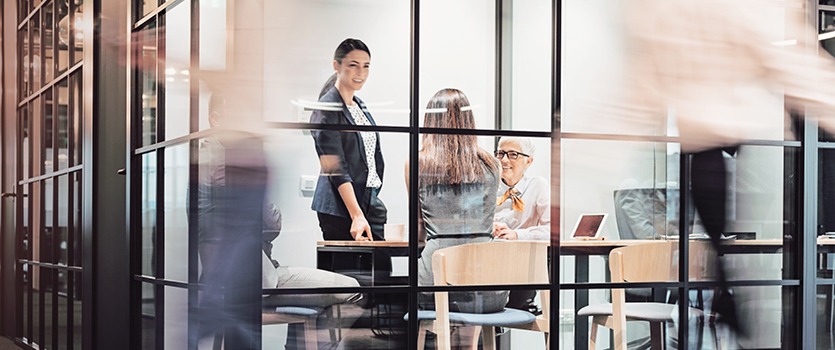 meeting-zwischen-4-personen-in-einem-besprechungsraum