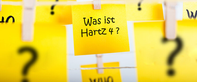 Viele gelbe PostIts mit Fragezeichen