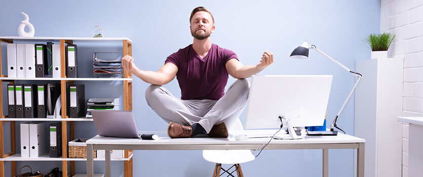 Meditation auf einem Computer Arbeitsplatz