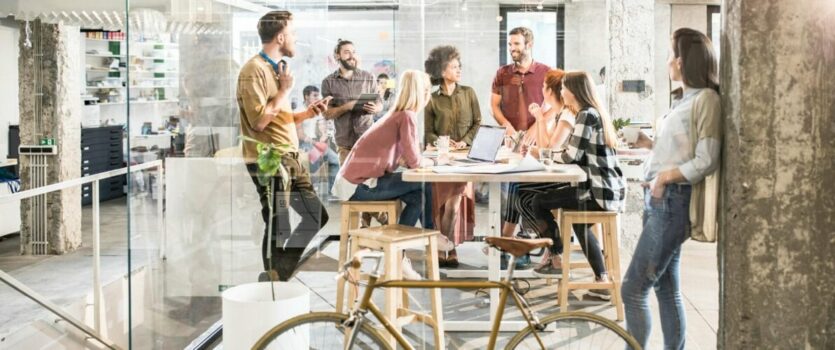 Mitarbeiter im modernen Meetingraum