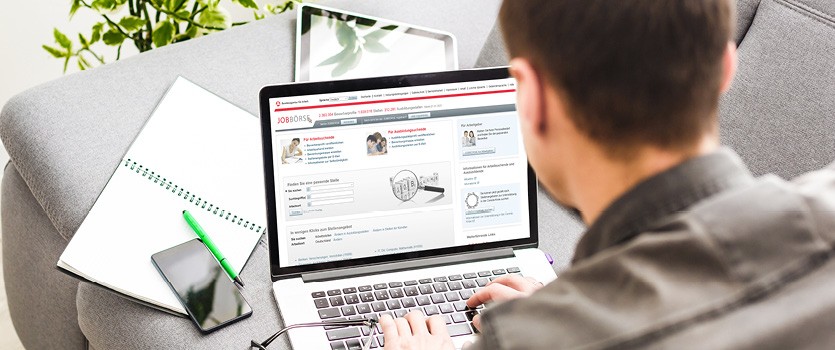 Mann auf Jobsuche im Internet