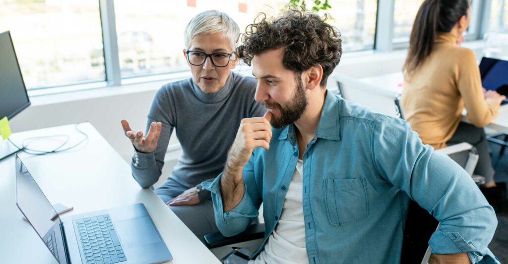 Zwei Kollegen, jung und alt, arbeiten zusammen