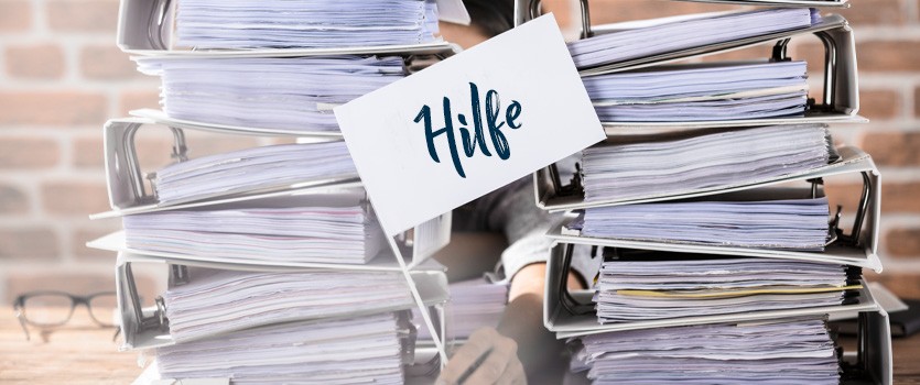 Frau hat viel Arbeit vor sich und fragt nach Hilfe