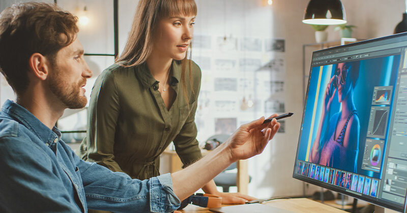 2_personen_sichten_bilder_am_PC